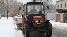Pracovníci Technických služeb Litoměřice uklízejí sníh na sídlišti Cihelna.