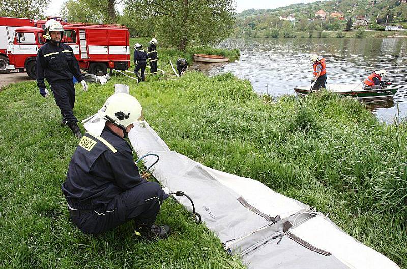 HASIČI likvidovali olejovou skvrnu na Labi v Libochovanech. Zloděj tady zřejmě odhodil kanystr odcizený v sobotu v Lovosicích.