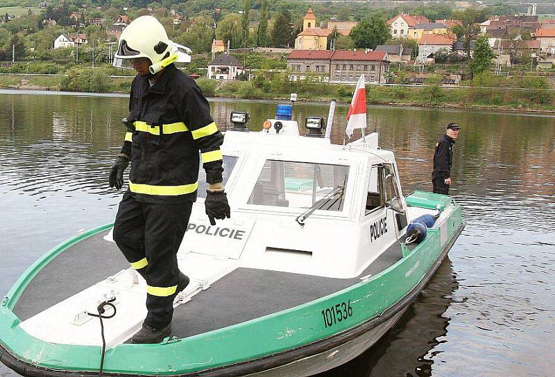 HASIČI likvidovali olejovou skvrnu na Labi v Libochovanech. Zloděj tady zřejmě odhodil kanystr odcizený v sobotu v Lovosicích.