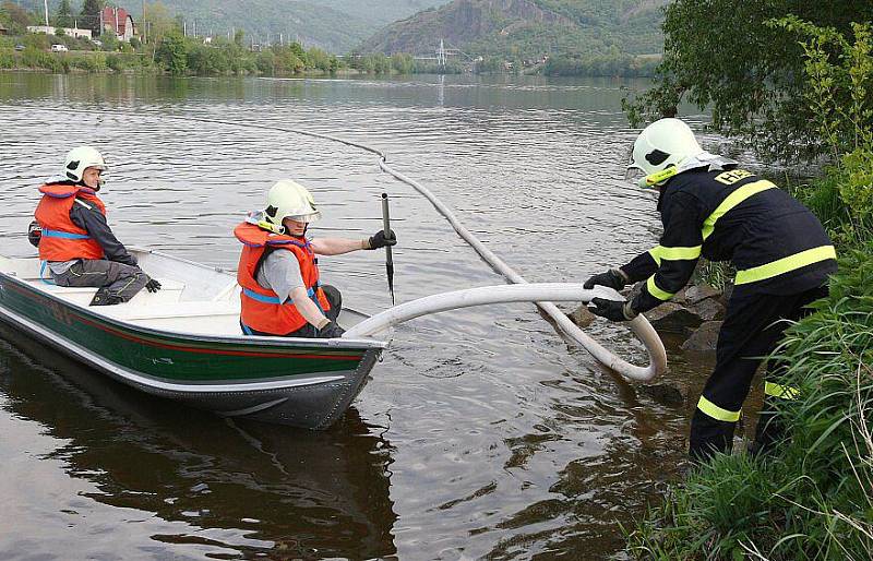 HASIČI likvidovali olejovou skvrnu na Labi v Libochovanech. Zloděj tady zřejmě odhodil kanystr odcizený v sobotu v Lovosicích.