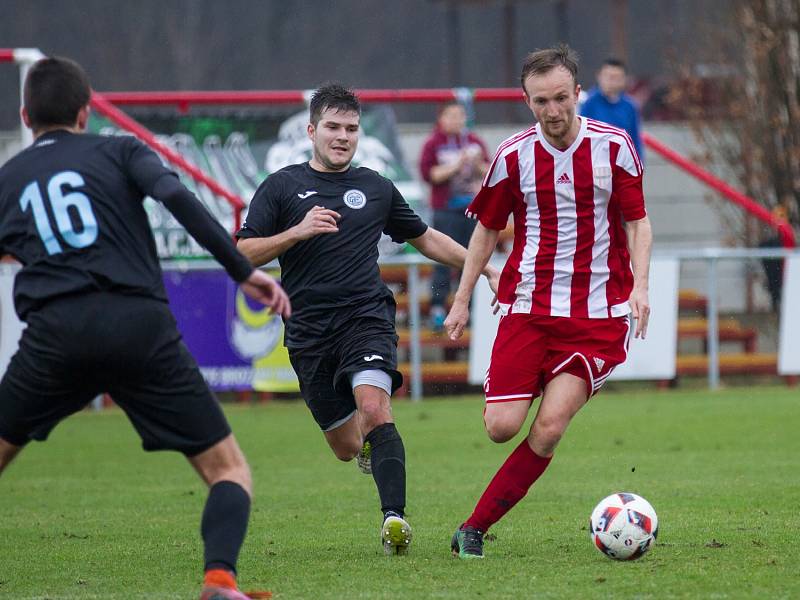 Fotbalisté Brozan (v pruhovaném) porazili v divizním duelu Chomutov 3:1.