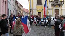 Zhruba padesátka lidí se k demonstraci za nezávislost justice a proti premiéru Andreji Babišovi sešla v úterý večer také na Mírovém náměstí v Úštěku na Litoměřicku.