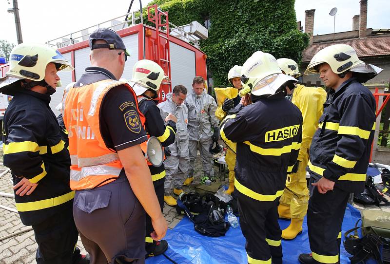 Hasiči, záchranáři a policisté cvičili v Křešicích kontakt s nakaženým smrtelnou ebolou