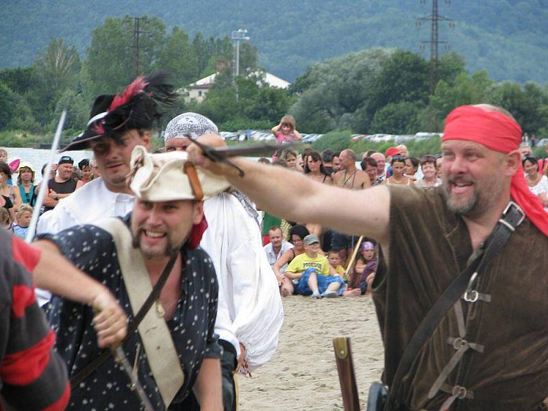 Piráti dobývají jezero v Úštěku 2010.