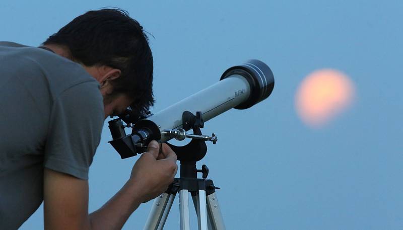 Částečné zatmění měsíce trvalo téměř hodinu, během které se dalo pořídit hodně zajimavých fotografií.