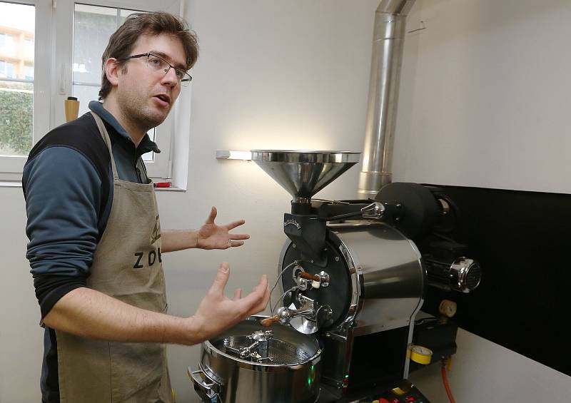 Michal Ptáček majitel firmy Zoban ukazuje tajemství pražení kávy.