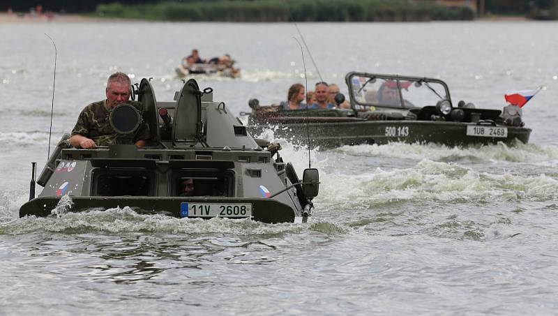 Obojživelná vozidla brázdila jezero Chmelař u Úštěku