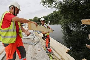 Práce na rekonstrukci mostu ve Štětí. Archivní foto