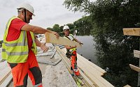 Práce na rekonstrukci mostu ve Štětí. Archivní foto