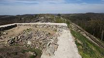 Zřícenina středověkého hradu Kalich u Třebušína na Litoměřicku