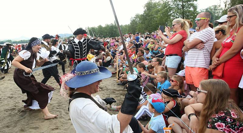 Piráti dobývají jezero Chmelař