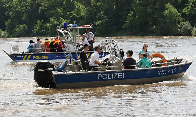 Píšťany, netradiční dětský den rok po povodni s poříční policií, psovody a další atrakce, 2014