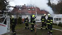 Požár zničil téměř celý dům. Kolem třetí hodiny v neděli odpoledne vyráželo osm hasičských jednotek do malé osady u obce Horní Chobolice na Litoměřicku na požár rodiného domu, kde už oheň pohltil téměř celou střechu a podkroví. Největší problém, ale měli 