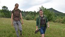 Botanička Kateřina Tremlová a Ondřej Nitsch z Agentury ochrany přírody a krajiny ukazují, jak důkladná pastva svědčí louce, rozkvétá