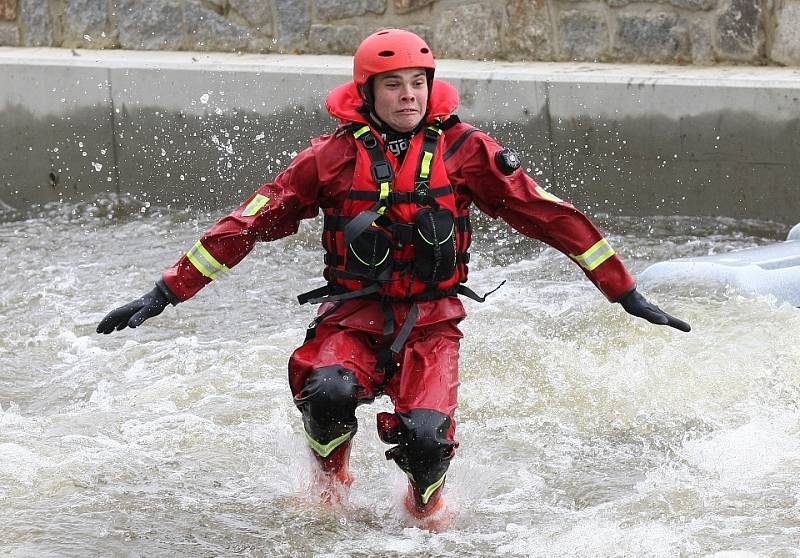 Výcvik hasičů v nové kajakářské dráze u roudnického jezu 