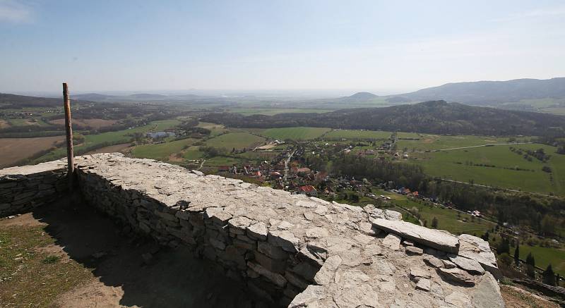 Zřícenina středověkého hradu Kalich u Třebušína na Litoměřicku