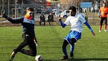 Fotbalisté Lovosic (v bílém) prohráli v přípravě s Roudnicí 0:2. Foto: Deník/Ladislav Pokorný