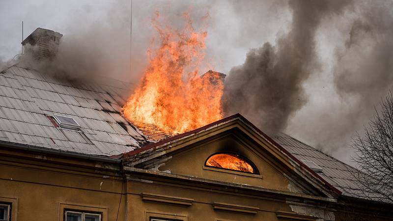 Požár neobydleného domu ve Varnsdorfu.