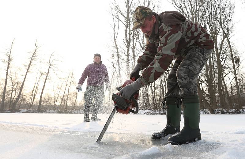 Rybáři z místní skupiny Doksany se v sobotu ráno sešli u slepého ramene Ohře, aby vykonali svou zimní povinnost. Péče o život pod hladinou řeky je totiž celoročním úkolem.