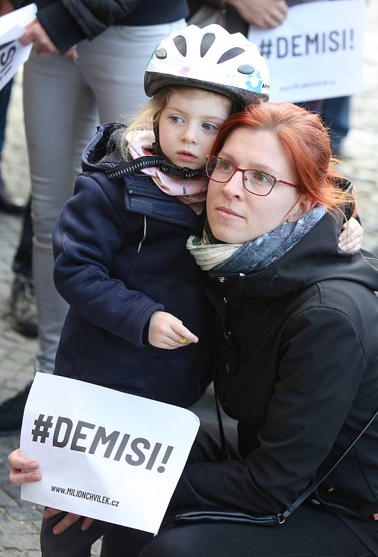 Téměř dvě stovky občanů Litoměřic vyjádřily na svolané demonstraci v pondělí v podvečer na Mírovém náměstí nespokojenost s vládou premiéra Babiše a ministryní spravedlnosti Benešovou.