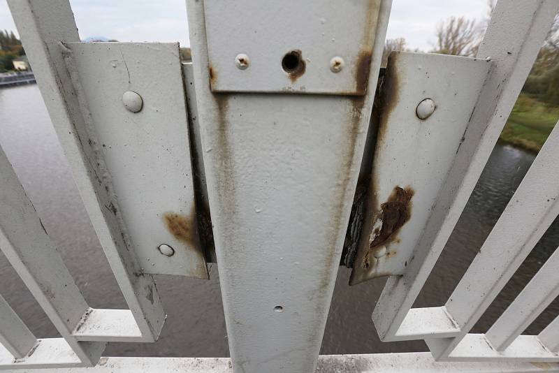 Rok a půl po rekonstrukci části Tyršova mostu v Litoměřicích korodují části zábradlí i některé nové kovové prvky u opravených dilatačních uzávěrů. Některé nosné části zábradlí jsou již korozí zcela zničené.