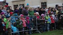 Desítky rodin z Litoměřic a okolí se ve středu odpoledne sešly na Mírovém náměstí, aby následně v průvodu společně vyrazily do pomyslného Betléma na Dómské náměstí u katedrály.