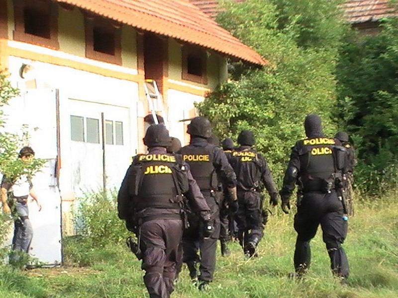 Policejní zásah ve velkopěstírně konopí v Podbradci na Libochovicku.
