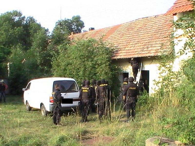 Policejní zásah ve velkopěstírně konopí v Podbradci na Libochovicku.