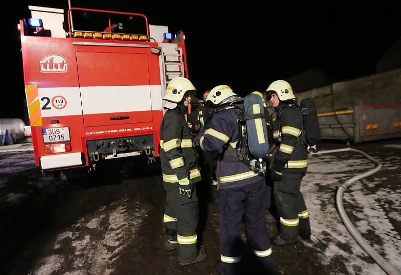 V Prackovicích hasiči zasahovali u požáru autodílny.