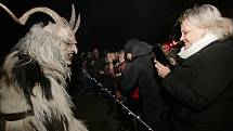 V Radovesicích spojili rozsvícení vánočního stromu s Krampus show.