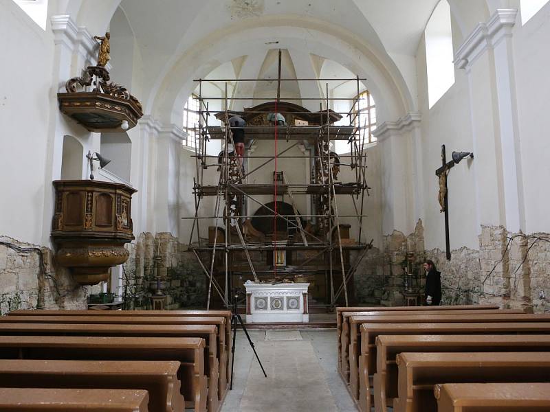 V kostele sv. Petra a Pavla v Sutomi začala první etapa restaurování hlavního oltáře