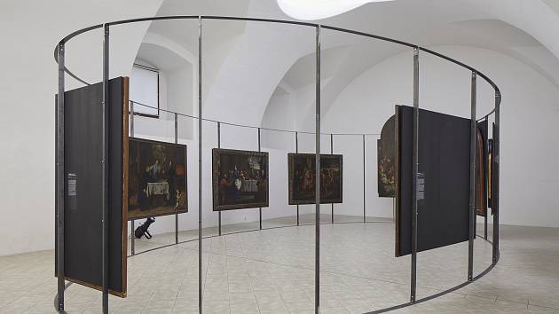 Osm rozměrných pláten Jana Jiřího Heinsche návštěvníci galerie nespatří tradičně zavěšených na stěnách, ale na ocelové eliptické konstrukci.