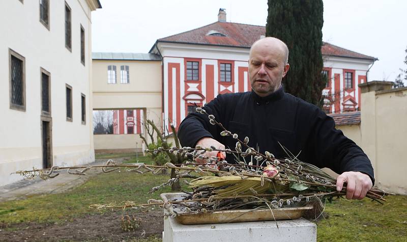 Sakristián katedrály sv. Štěpána v Litoměřicích Antonín Fegyveres připravil popel, kterým bude litoměřický biskup Jan Baxant na Popeleční středu při mši svaté v katedrále udělovat věřícím popelec.