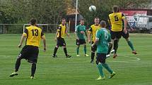 První s druhým. To byl zápas okresního přeboru Pokratice (v zeleném) - Libotenice. Domácí svého soka smetli 6:0.