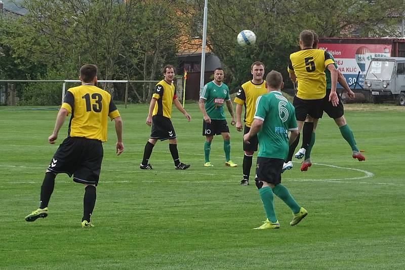 První s druhým. To byl zápas okresního přeboru Pokratice (v zeleném) - Libotenice. Domácí svého soka smetli 6:0.