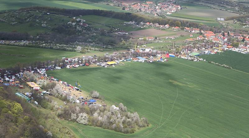 Vyhlídkové lety helikoptérou si návštěvníci Řípské pouti mohou vyzkoušet i letos.