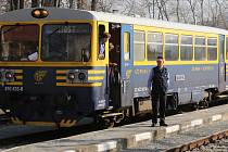 Po půl roce opět vyjel na trať Švestkové dráhy z Lovosic do Mostu motorový vlak, který bude pravidelně o víkendech vozit oběma směry turisty.