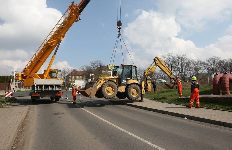 Dopravu na železnici v Litoměřicích komplikoval bagr.