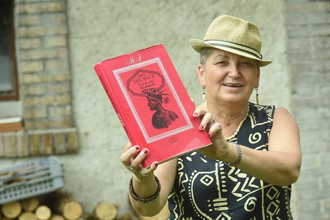 Marie Imbrová, vášnivá afrikanistka, s knihou, která ji změnila život.