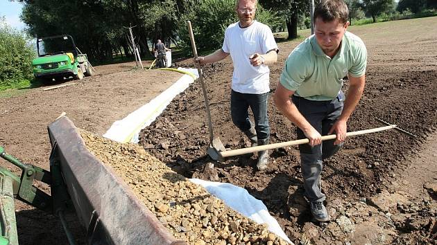 Po více než dvou měsících od opadnutí vody je na golfovém hřišti stále co dělat. Některá místa se však již zelenají. 