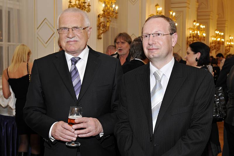 Překladatel a tlumočník Tomáš Kurka (vpravo) s Václavem Klausem