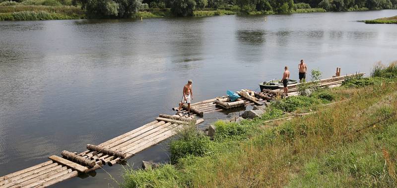 Příprava vorů u zdymadel v Českých Kopistech