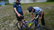 Snímky z preventivní policejní akce zaměřené na cyklisty.
