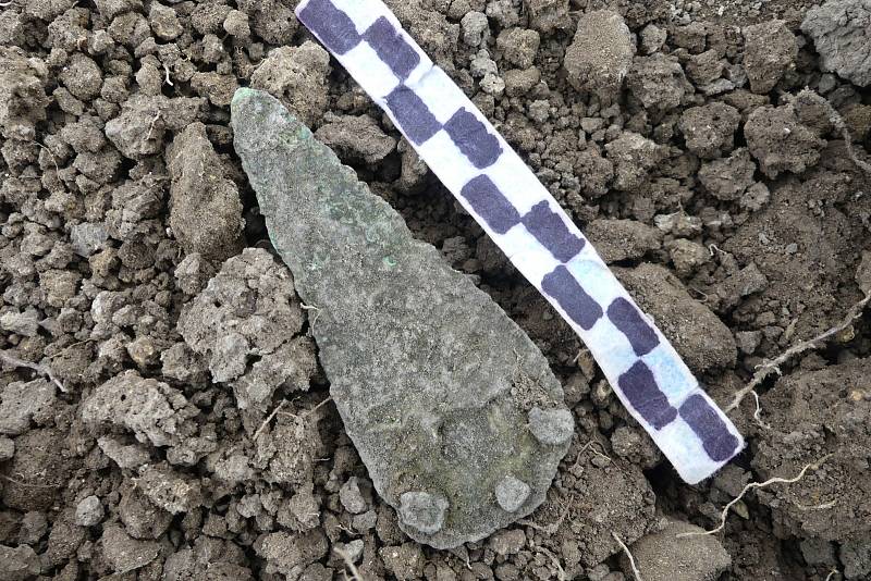 Objev bronzové dýky se třemi nýty, která byla součástí jednoho z hrobů únětické kultury, udělal archeologům největší radost.