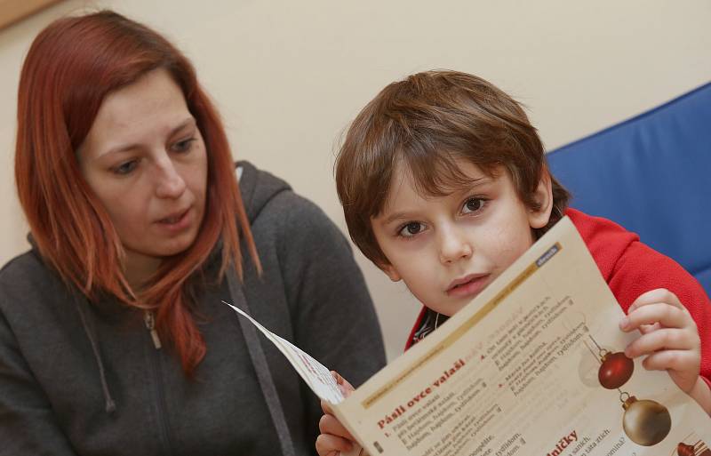 Děti z Klokánku měly Vánoce nanečisto. Již v pondělí dostaly vánoční dárky od nadace Kalich Alexandra Vondry.