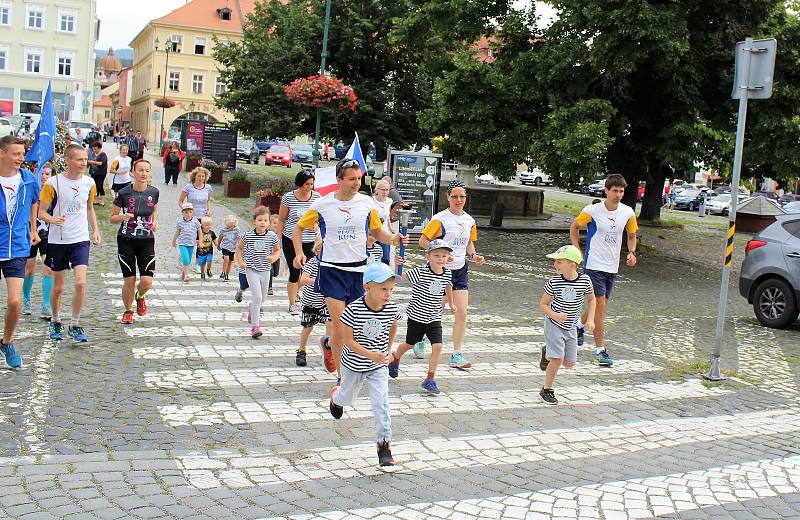 Mírový běh v Litoměřicích. Ještě před startem další etapy se běžci setkali se zástupci iniciativy Rozběháme Litoměřice, místostarostou Lukasem Wünschem a dětmi z dechového stacionáře v Tylově ulici.