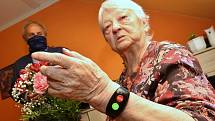 Seniorka v litoměřickém domě s pečovatelskou službou dostala SOS náramek