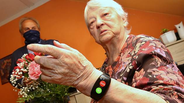 FOTO: Litoměřičtí senioři dostali SOS hodinky, umějí přivolat pomoc -  Litoměřický deník