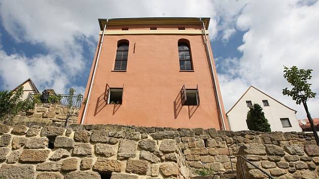 Úštěcká synagoga byla postavena v letech 1791 až 1794 v klasicistním slohu na místě dřevěné synagogy, která v roce 1773 shořela.
