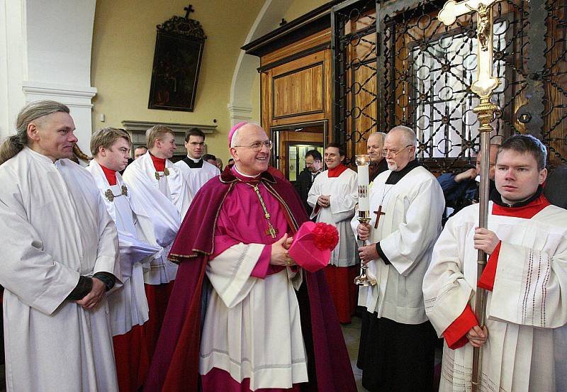 V katedrále sv. Štěpána bylo slavnostně uvedeno do funkce deset nově jmenovaných kanovníků místní kapituly.